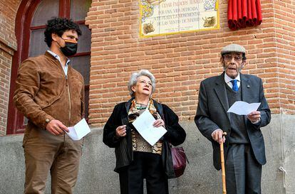 César Palacios, junto a su esposa y Miguel Abellán, director del Centro de Asuntos Taurinos, en el acto del descubrimiento del azulejo.
