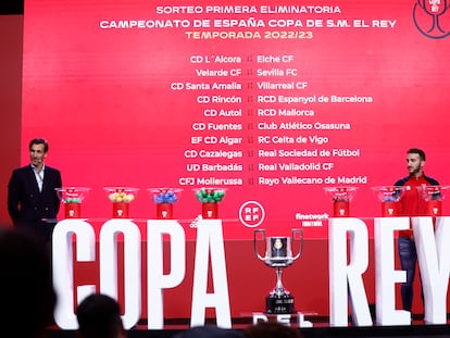 Un momento del sorteo de la primera eliminatoria de la Copa del Rey, que se disputará el fin de semana del 12 y 13 de noviembre bajo el formato de eliminatorias a partido único y con la participación de 16 equipos de LaLiga.