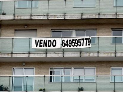 Un cartel anuncia la venta de una vivienda. EFE/Archivo