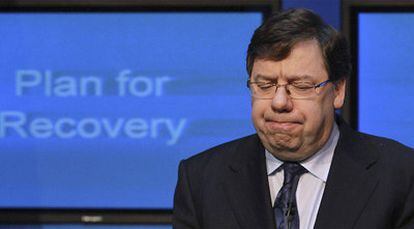 El primer ministro de Irlanda, Brian Cowen, explica el plan de ajuste durante la rueda de prensa, ayer en Dublín.