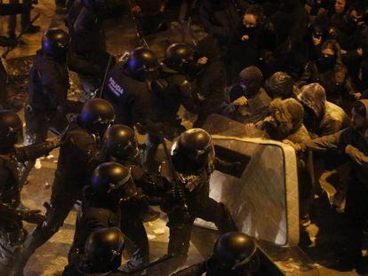 Los Mossos cargan contra manifestantes el pasado jueves en Terrassa. En vídeo, Desencuentro entre la Generalitat y los Mossos tras los disturbios en Tarrasa y Gerona