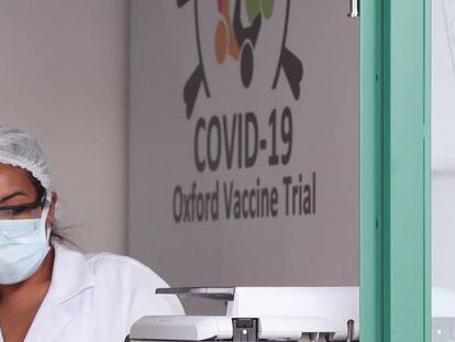 Una empleada en el Reference Center for Special Immunobiologicals (CRIE) de la Universidad Federal de Sao Paulo (Unifesp), donde se realizan los ensayos de la vacuna de la Universidad de Oxford y AstraZeneca. 