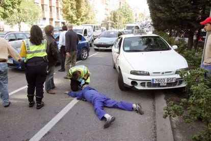 Atropello de un ciclista por un taxi en Madrid. 