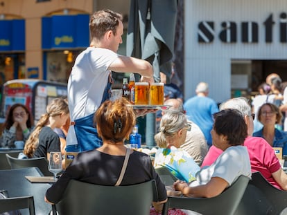 Terraza en la plaza de El Pilar de Zaragoza, el pasado agosto.