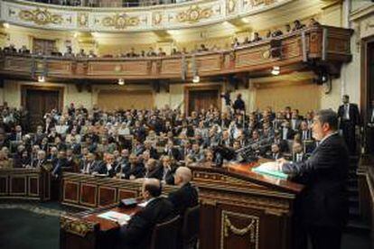 En la imagen cedida por Presidencia, el mandatario de Egipto, Mohamed Mursi, habla hoy en la Cámara alta (o "Shura") del Parlamento egipcio.