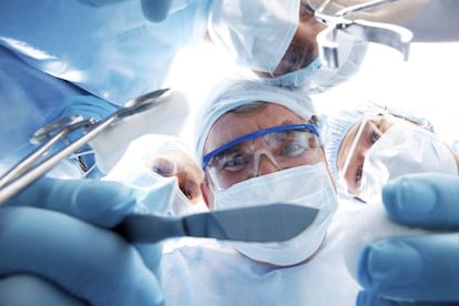 Un equipo de médicos y enfermeras durante una operación.