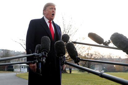 El presidente de EE UU, Donald Trump, hace declaraciones a los periodistas sobre su exasesor de Seguridad Nacional, Michael Flynn, antes de poner rumbo a Utah desde la Casa Blanca, en Washington.