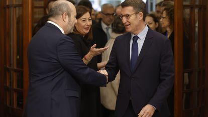 El líder popular, Alberto Núñez Feijóo, es recibido por los presidentes del Congreso, Francina Armengol, y del Senado, Pedro Rollán, a su llegada al Congreso de los Diputados para asistir a la celebración por el Día de la Constitución este miércoles.