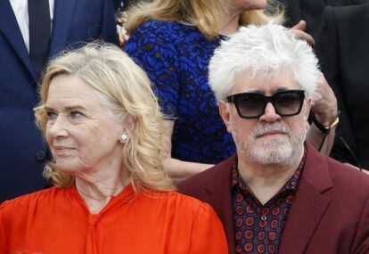 La actriz noruega Liv Ullmann (i) y el director de cine español Pedro Almodóvar posan para los medios durante la 70ª edición del Festival Internacional de Cine de Cannes.
