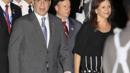 El presidente de Paraguay, Horacio Cartes Jara (i), camina junto a la vicecanciller de Panamá, Mayra Arosemena (d), a su llegada el pasado 16 de octubre de 2013, para participar en la XXIII Cumbre Iberoamericana en Ciudad de Panamá (Panamá).