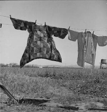 San Lorenzo, California, 1942. Día de colada, 48 horas antes de la evacuación de la las personas con ancestros japoneses de esta comunidad granjera en el condado de Santa Clar