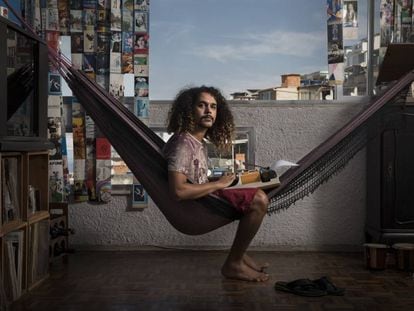 Geovani Martins, en la favela en la que vive, Vidigal, en Río de Janeiro.