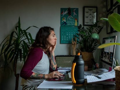 Una mujer realiza teletrabajo en su casa. 