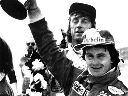 Villeneuve alza el trofeo de ganador del GP de Gran Bretaña del 79.