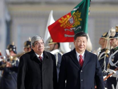 El presidente del parlamento portugués, Ferro Rodrigues, con el presidente de China, Xi Jinping.