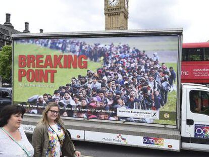 Peatones caminan junto a un cartel de la campa&ntilde;a del Partido de la Independencia del Reino Unido (UKIP) a favor del Brexit en Londres (Reino Unido).