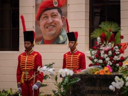 La guardia de honor junto a la tumba del expresidente de Venezuela Hugo Chávez, el 5 de marzo de 2023, en el cuartel de la montaña, en Caracas (Venezuela).
