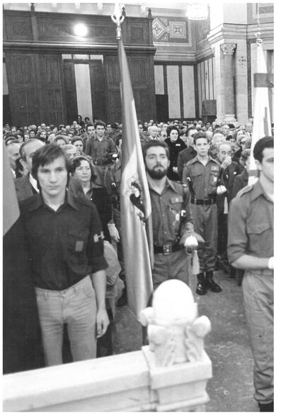 El falangista Daniel Fernández de Landa Roca, el primero por la izquierda, con camisa azul con el emblema del yugo y las flechas, en una imagen de archivo.