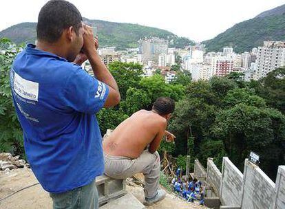 Construcción del muro que cercará la favela Morro Dona Marta, en Río de Janeiro.