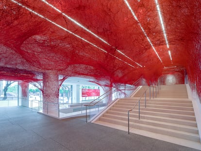 La instalación efímera 'La red', en el nuevo vestíbulo del museo Hammer de Los Ángeles.