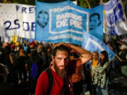 Seguidores del candidato a la presidencia y ministro de Economía de Argentina, Sergio Massa, tras conocer los resultados electorales, el pasado domingo en Buenos Aires.