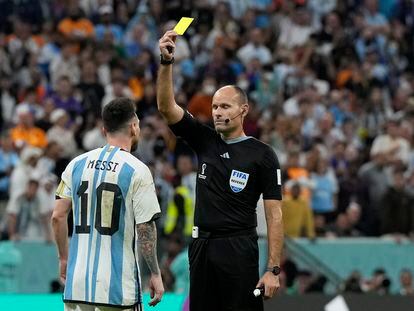 Mateu Lahoz amonesta a Messi durante el Argentina-Países Bajos.