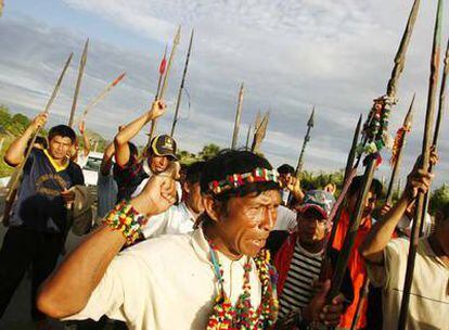 Un grupo de indígenas bloquea la carretera de entrada a la ciudad de Yurimaguas, en la región amazónica del norte de Perú.