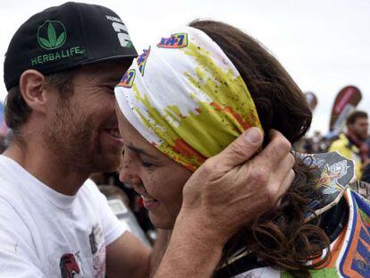 Laia Sanz es felicitada tras acabar novena en el Dakar. 
