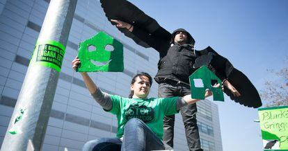 Activistas de la PAH frente a la sede de Blackstone en El Prat de Llobregat.