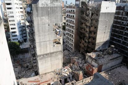 Fotografía cedida por la Agencia Telam de la zona del edificio que explotó.