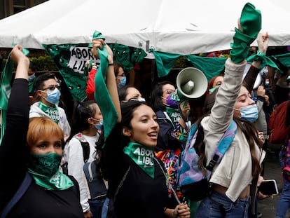 Colectivos feministas frente al edificio de la Corte Constitucional de Colombia, este lunes.