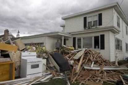 Vista de los daños causados a una casa en Freeport, Long Island, tras el paso del huracán Sandy.