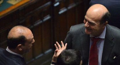 Pierluigi Bersani (derecha) conversa con Angelino Alfano (PDL), este jueves en la sede de la Cámara de Diputados en Roma.