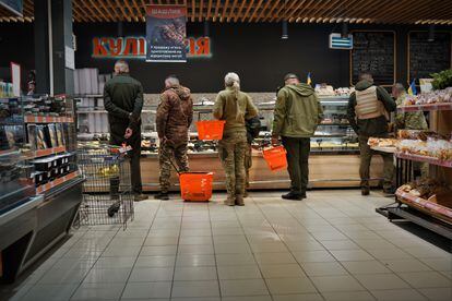 Militares hacen la compra en un supermercado de Kramatorsk (Donetsk), el pasado 10 de mayo.