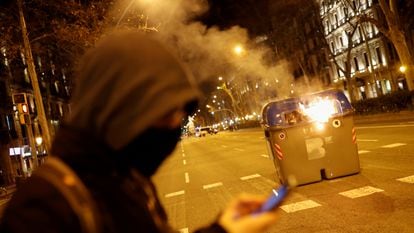 Un manifestante usa su celular durante una manifestación en Barcelona (España), el 27 de enero de 2020.