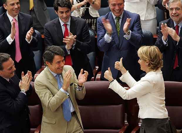 Los diputados populares aplauden a Esperanza Aguirre, que hace un gesto de triunfo a su vicepresidente, Ignacio González.