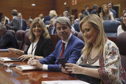 En primer plano, la presidenta de la Comunidad, Cristina Cifuentes, al inicio del pleno de este jueves en la Asamblea.