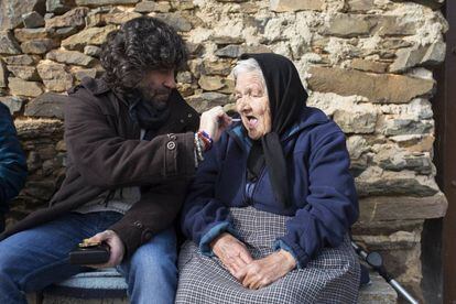 Una de las tareas del cura rural es llevar la comunión hasta las casas de ancianas que no pueden ir hasta la iglesia.