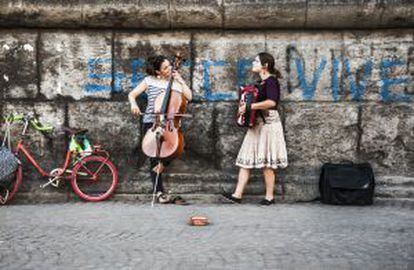 Dos músicas callejeras en Nápoles (Italia).