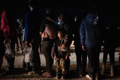 Una familia de migrantes centroamericanos, después de haber sido detenida tras cruzar la frontera en Roma, Texas.
