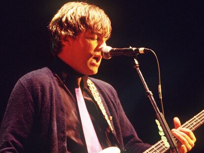 Mikey Welsh, exbajista Weezer fallecido en 2011, durante un concierto con la banda en 2001.