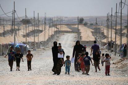 Desplazados iraquíes en su camino al campo de refugiados en Salamiya, huyendo de la lucha entre el ejército iraquí y el Estado Islámico, el 29 de mayo de 2017.