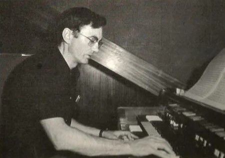 Cesáreo Gabaráin toca el piano en una de las fotografías que acompañaban sus álbumenes de vinilo.