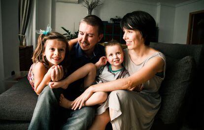 La familia Carnero Gayo en el sal&oacute;n de su casa. Foto cedida.