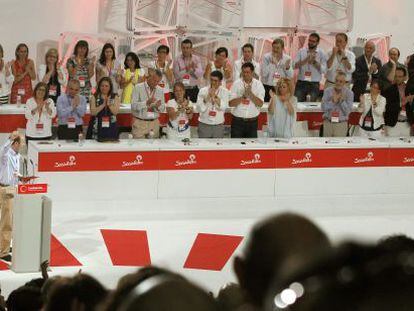 Ovaci&oacute;n al secretario general saliente del PSOE, Alfredo P&eacute;rez Rubalcaba. 