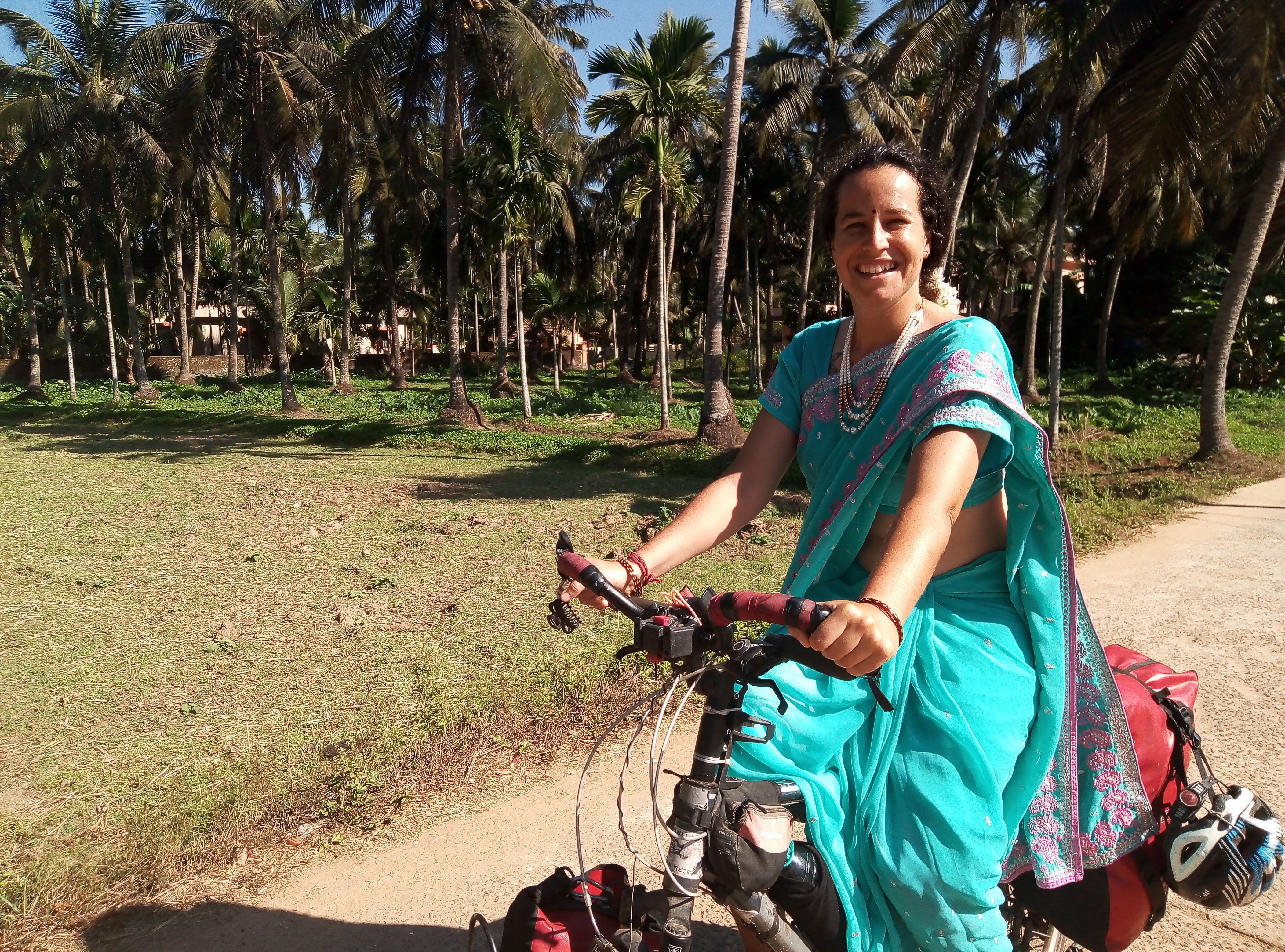 Yesenia Herrera pedaleando por Bangladesh (India).