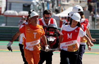 El piloto español Jorge Lorenzo es retirado en camilla tras caer en la carrera de MotoGP del Gran Premio de Aragón.