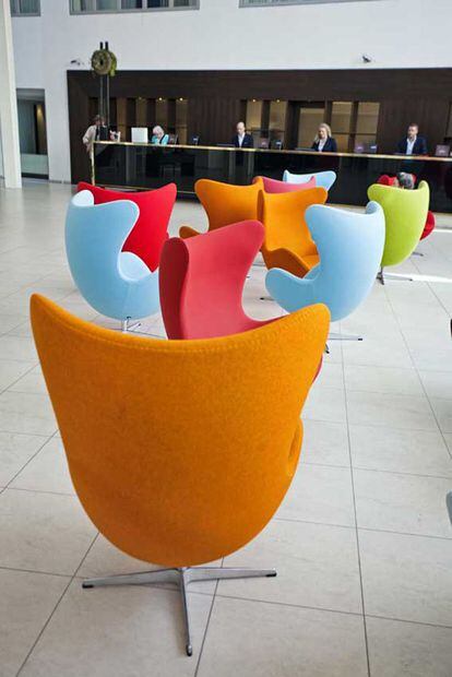 Las sillas Egg, uno de los diseños más brillantes del arquitecto Arne Jacobsen, que reproduce el efecto de cueva o la posición en el útero materno.