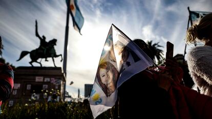 Miles de personas festejan el 'Día de la Lealtad Peronista' con una marcha a favor del gobierno en la Plaza de Mayo, en Buenos Aires.