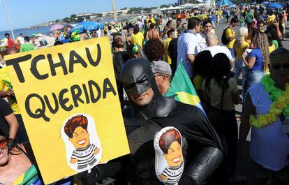 Un hombre disfrazado de Batman, un personaje común en las protestas brasileñas, protesta contra el PT en la playa de Copacabana, en Río de Janeiro. 